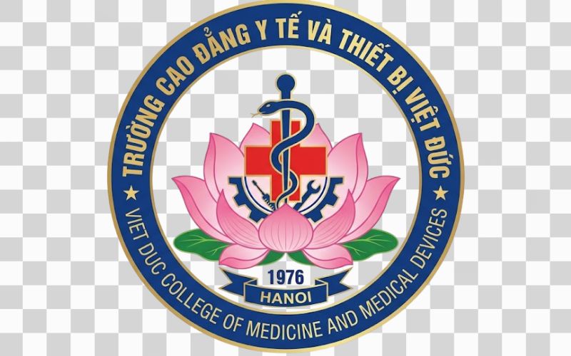 Logo Cao đẳng Y tế và Thiết bị Việt Đức kết hợp hoa sen với hình ảnh y khoa